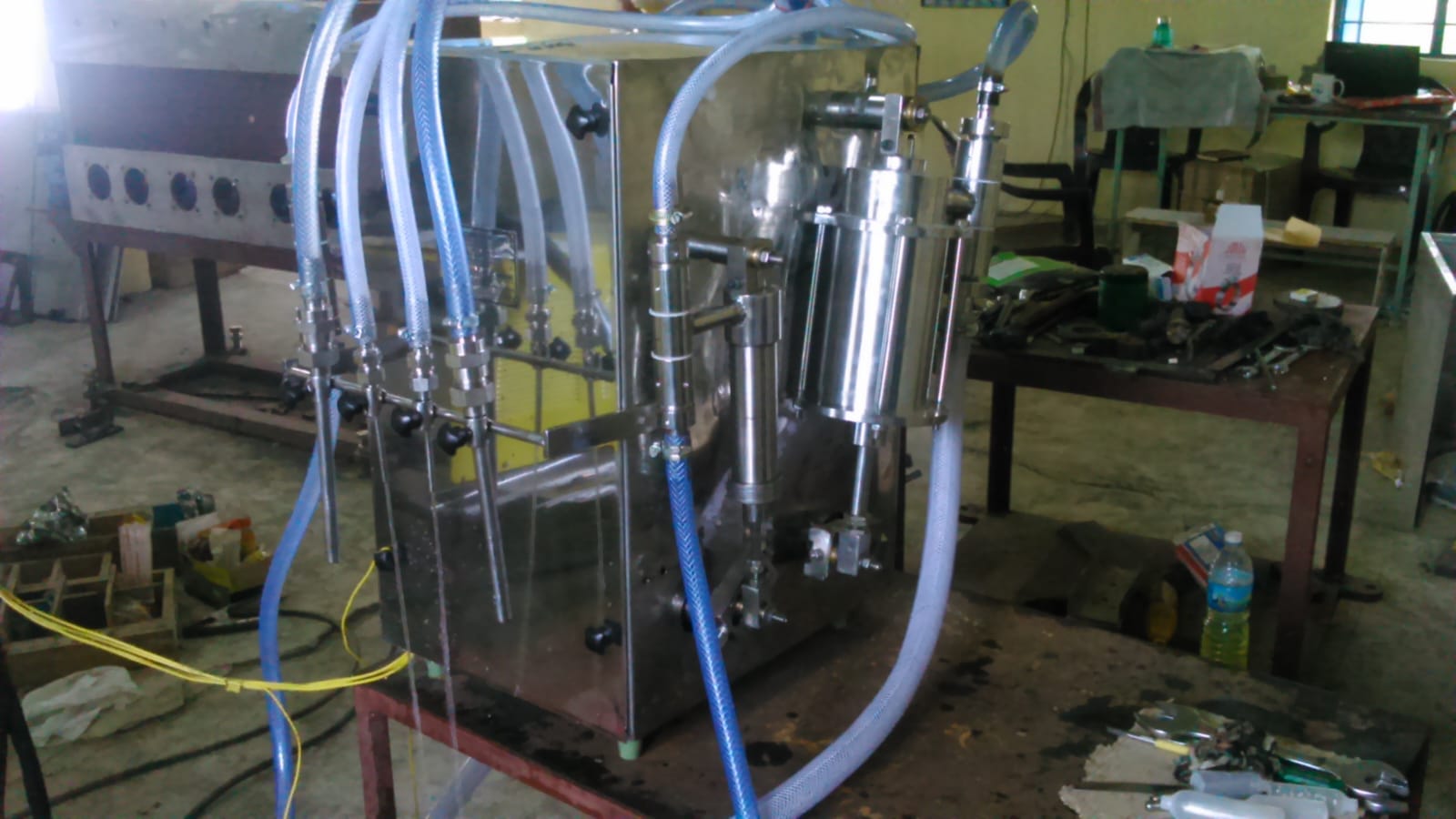 Multi-head liquid bottle filling machine
